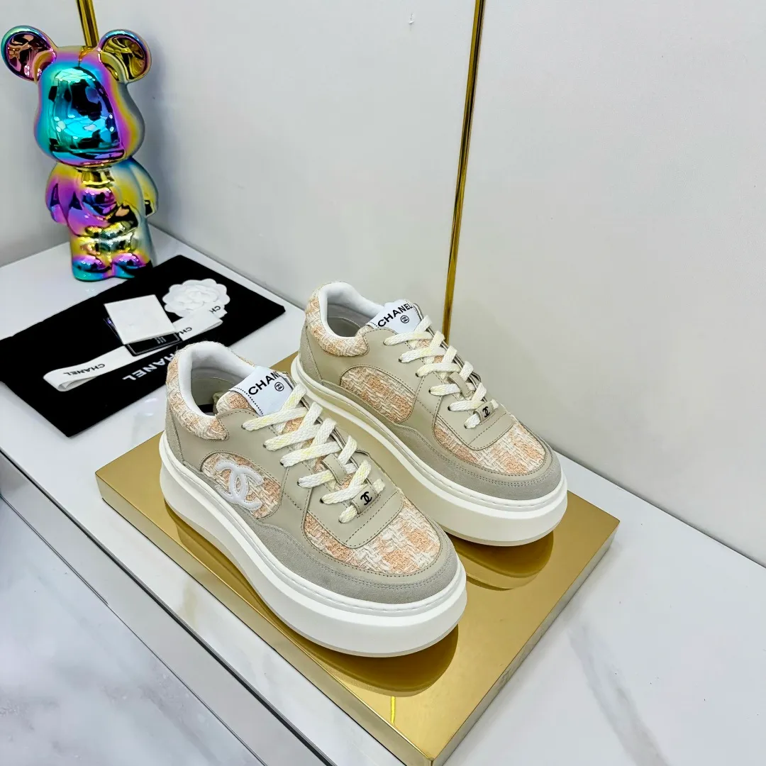 👟👟Ex-factory price 600👟👟 Upgraded version, upgraded version, upgraded version! No rebuttal accepted! ! ! ! Chanel Chanel panda shoes! 2025 counter's top casual sports shoes. This classic design; the upper is electro-embroidered with a variety of techniques; the outsole is fashionable and sporty; the unusual inclusion of a variety of color matching elements... The diversified mix and match is very good-looking and versatile, and can be used for leisure, fashion, sports, and outdoor... ꫛꫀꪝ Go➫ Materials: ❶Upper made of: original imported first-layer silk cowhide + original waterproof cloth + original first-layer cowhide ❷Inner lining: Original Yangli+Net ❸Outsole based on: Original TPU combination outsole Counter boutique packaging complete set for women 35–41 👉 👉 👉 👉 👉